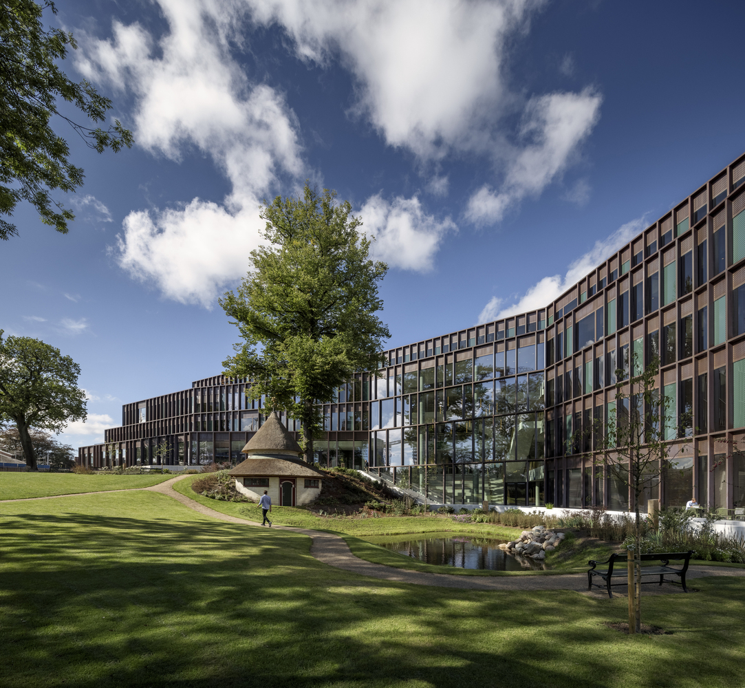 15-landscaped-offices-with-garden-space-for-free-range-employees-to-roam_1 (1)