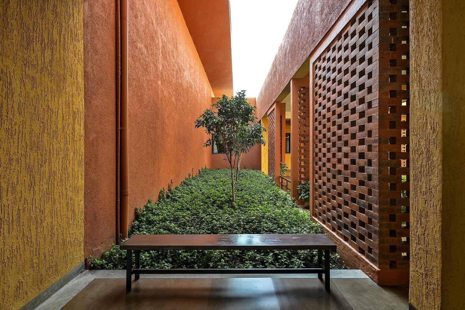 15-landscaped-offices-with-garden-space-for-free-range-employees-to-roam_1 (4)